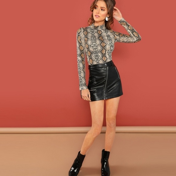 Emilee| snake print mock neck top - Picture 4 of 7